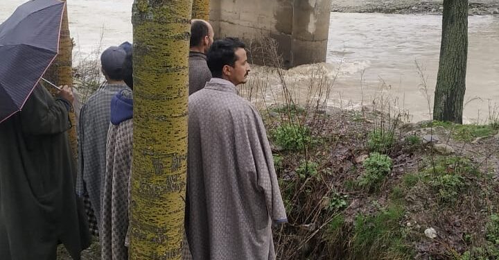 Flash floods damage portion of bridge in Handwara, traffic halted