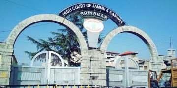 On High Court directions, team of officers visits Dal lake