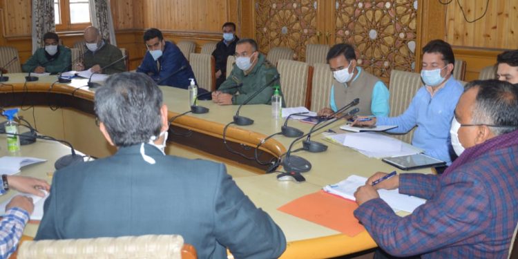 Div Com stresses on immediate removal of illegal barbeque stalls alongside Dal Lake