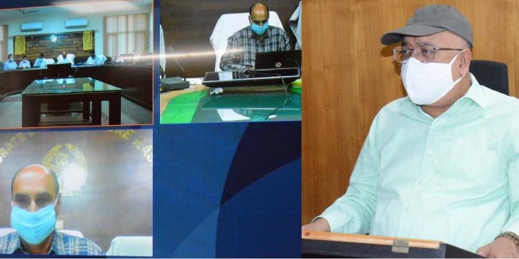 Navin Choudhary reviews preparedness for Kharif season; advocates shift towards organic fertilizers