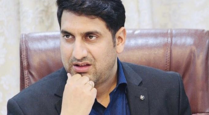 ‘Stay Indoors’ Reiterates DC Srinagar As People ‘Deluge’ to Seek Curfew Passes