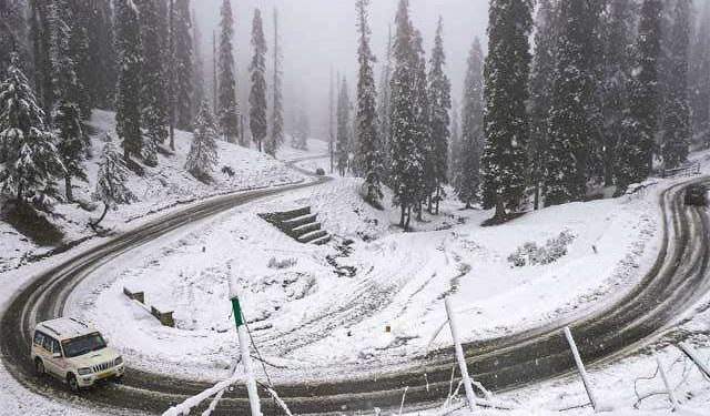 Rains Drench Jammu and Kashmir, Bring Mercury Down