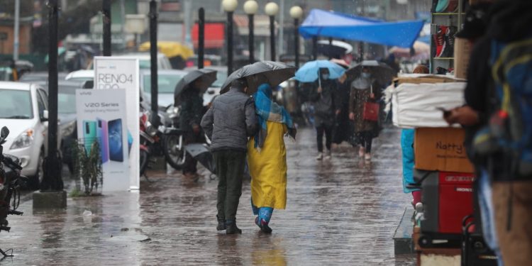 Isolated late afternoon light showers forecast in Kashmir