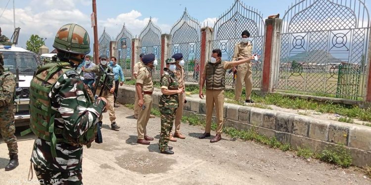 Covid-19: IGP Kashmir accompanied by IG CRPF visits several places of Srinagar city, reviews lockdown arrangements