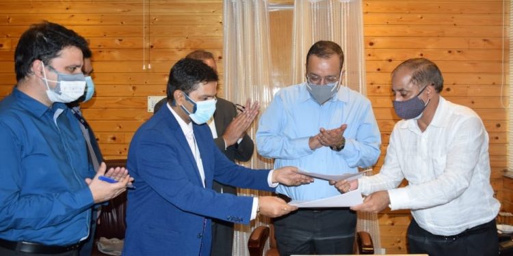 J&K Govt. Signs MoU with Go-Airlines for transportation of perishable fruits