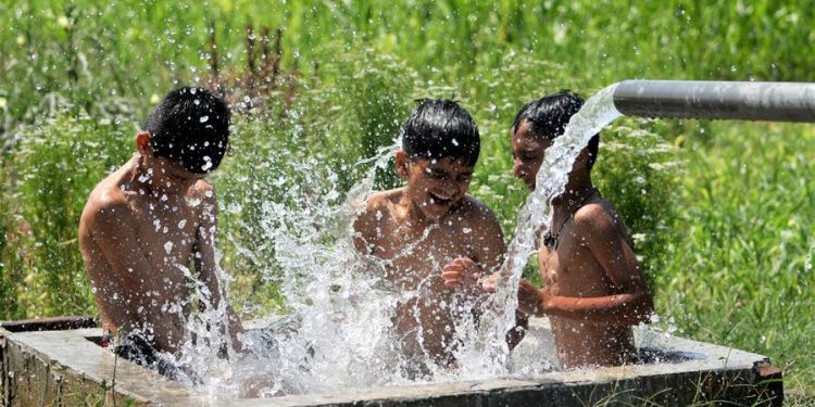 Heat wave continues for 3rd day in Kashmir