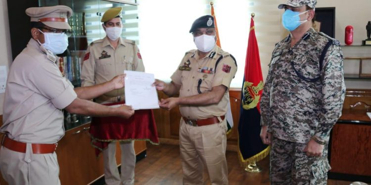 J&K Police Chief Rewards 3 CRPF Personnel For Saving Life Of Lady