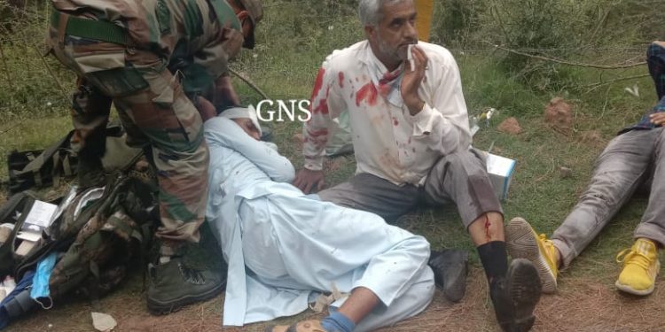 6 persons injured in collision between 2 vehicles in Poonch