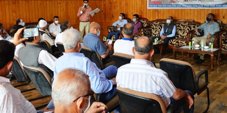Forest Deptt, FCIK discuss promotion of wood based business in Kashmir