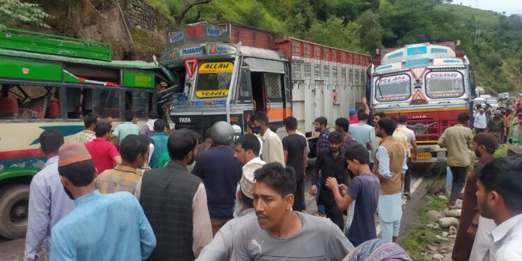 18 Persons Injured In Collision Mini-Bus-Truck Collision In Poonch