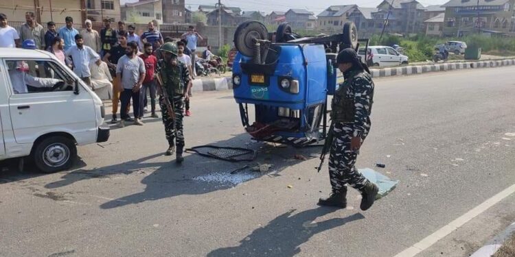 CRPF Trooper, Auto Driver Injured in Road Mishap in City Suburbs