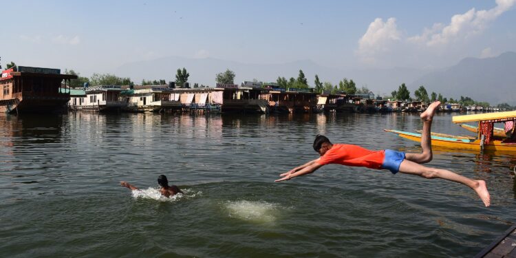 Scorching Heat Unabated Across J&K, 34.1 Deg Cel In Srinagar