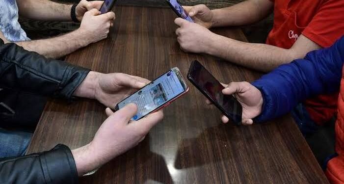 Barring Srinagar and Budgam, Mobile Internet Restored In Kashmir After 5 Days