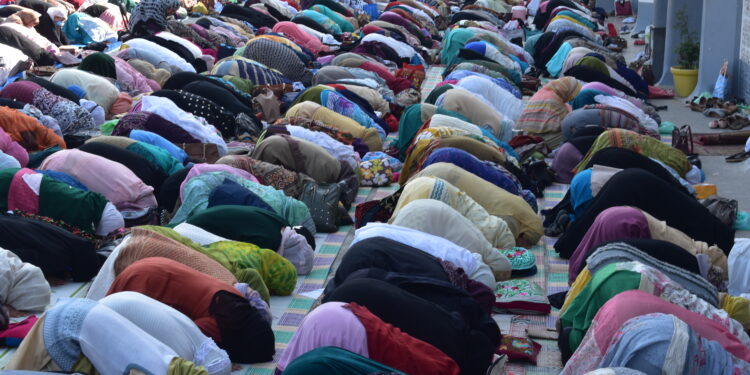 Thousands converge at Hazratbal on Eid-e-Milad-Un-Nabi (SAW)