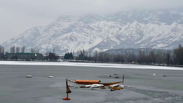 Night temperature again falls to freezing point in Kashmir