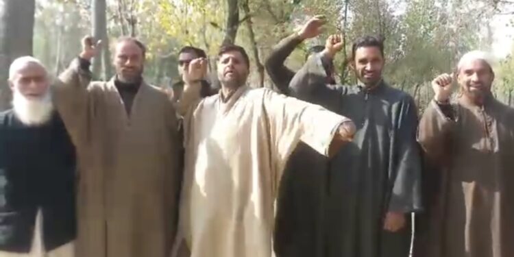 Handwara: Chek, Drungsoo Residents in Mawar Protest Over Use of ‘Substandard Material’ for Road Work
