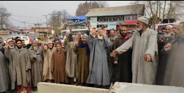 Shangus Anantnag Residents Protest Over Unscheduled Power Supply