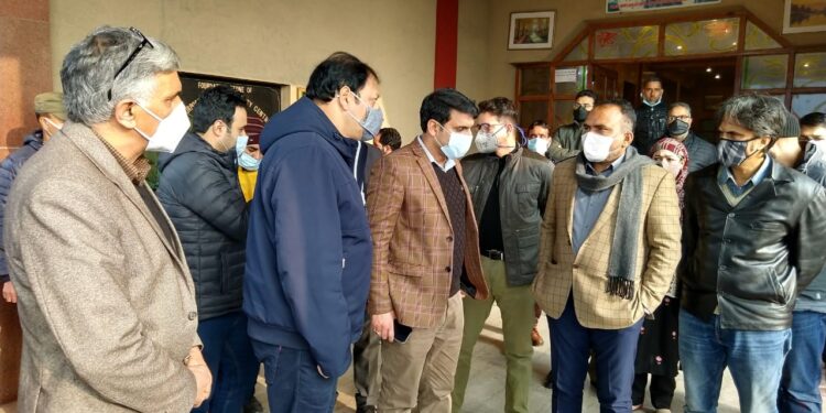 Div Com takes stock of Covid Containment measures at International Airport in view of Omicron Threat