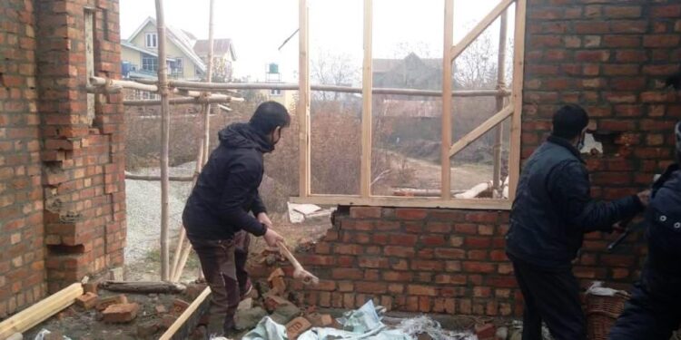 LC&MA conducts demolition drive in various Srinagar areas
