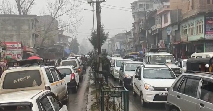 Anantnag residents aggrieved of daily traffic snarls along vital road stretches