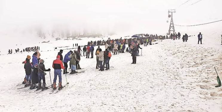 Tourists Urge Authorities To Allow Their Vehicles Upto Gulmarg Not Just Tangmarg