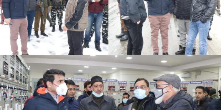 DC Srinagar tours City areas to oversee Snow clearance, Power restoration