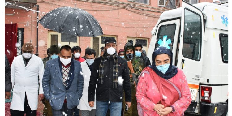 Div Com Kashmir visits Tertiary Health Care hospitals in Srinagar