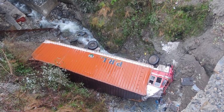 Driver injured after Truck plunges into deep gorge on Jmu-Sgr NHW