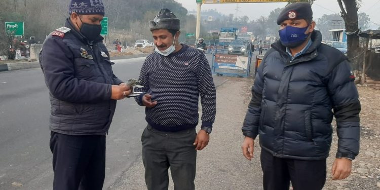 Jammu Traffic Cops Return Lost Wallet Containing Cash, Other Important Documents to Owner