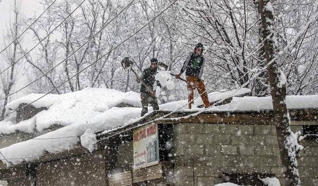 Rains, snowfall continue in Kashmir; 8 flights cancelled, far-off places remain cutoff