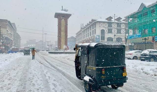 Moderate to heavy snowfall in Kashmir, Jammu receives heavy rainfall