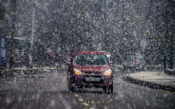 MeT Forecasts Moderate To Heavy Snowfall Till Sunday Evening