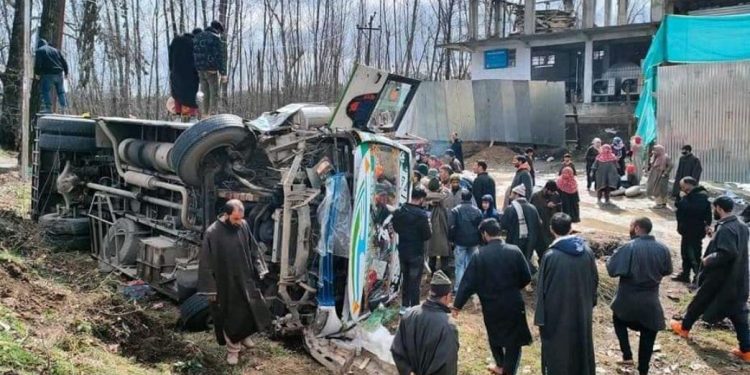 Several Persons Injured in Pattan Road Mishap