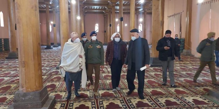 Div Com, IGP Kashmir Visits Jamia Masjid