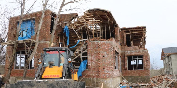 LC&MA conducts special demolition drive at Shahdadbagh Habak, NIT Nigeen