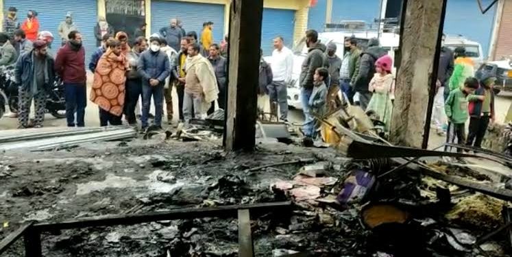 3 shops gutted, gas cylinder blasts cause panic in Mendhar Poonch