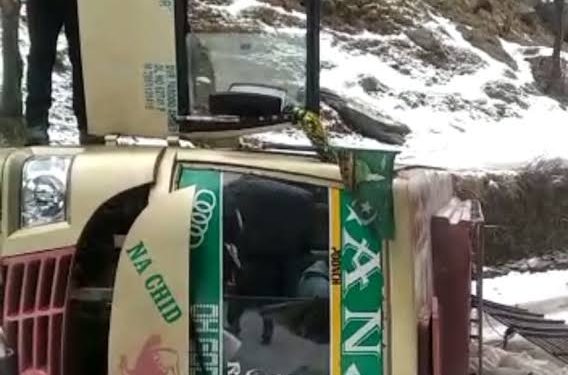 10 persons injured as minibus skids on snow-bound road in Poonch