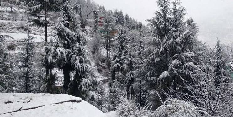 Snow, rainfall in Kashmir Valley