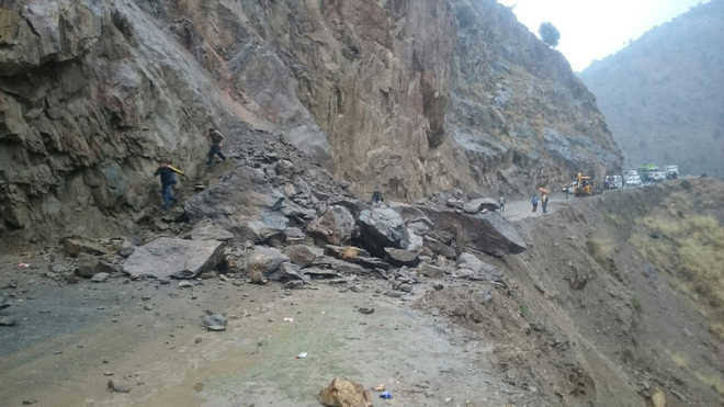 Big Landslide At Samroli Closes Jammu-Srinagar Highway