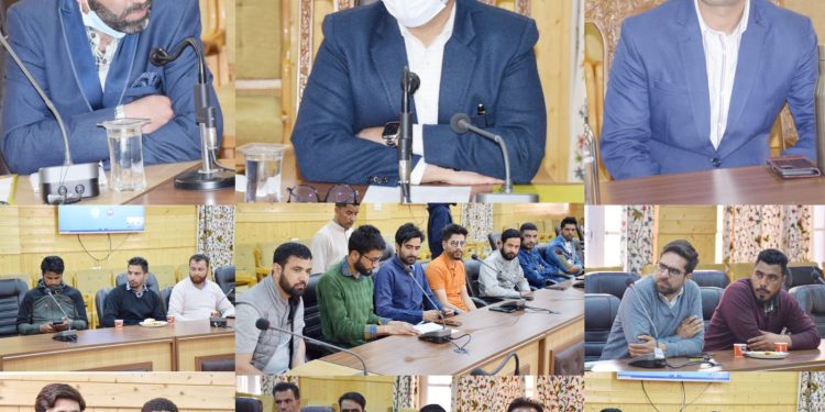 DC B’pora Interacts With Media Persons; Hails Role Of Journalists During COVID Pandemic