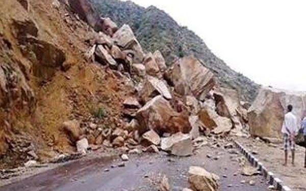 Landslide Halts Traffic On Jammu-Srinagar Highway
