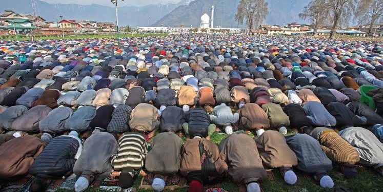 Friday following Mehraj-ul-Alam: Thousands Of Devotees Throng Hazratbal
