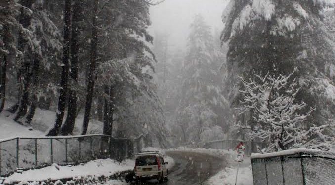 Fresh snowfall in upper reaches, rains lash plains in Kashmir