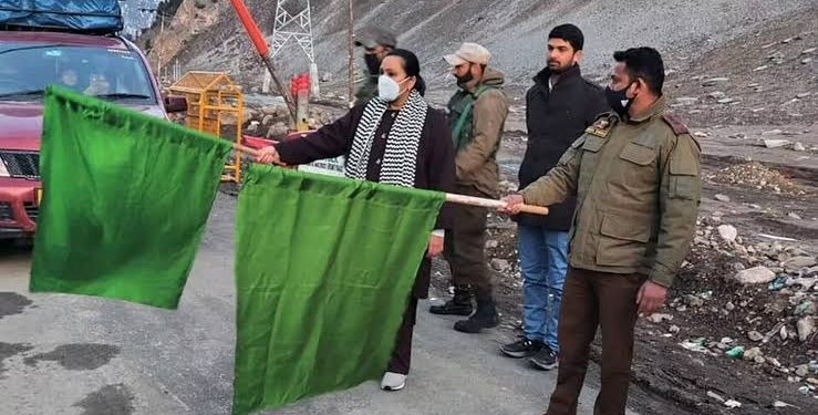 Srinagar-Leh Highway Reopens For One-Way Traffic