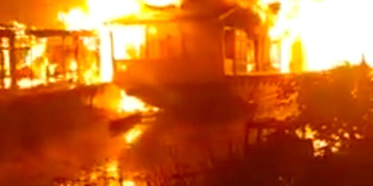 At least 5 houseboats gutted in massive fire in Nigeen Lake