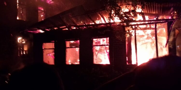 Carpets Worth Lakhs, 2 Houses Turn Into Ashes In Sadunara, Bandipora