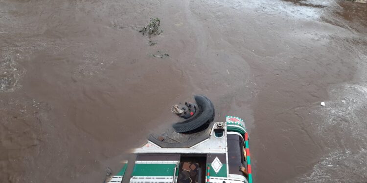 Driver, Conductor Escape Unhurt As Truck Plunges Into Nallah In Ajas Bandipora