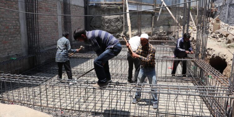 LC&MA conducts demolition drive in various Srinagar areas