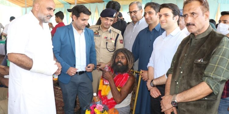 Srinagar Distt Admin accords warm reception to Ist Batch of Shri Amarnathji Yatra in Panthachowk Tehsil
