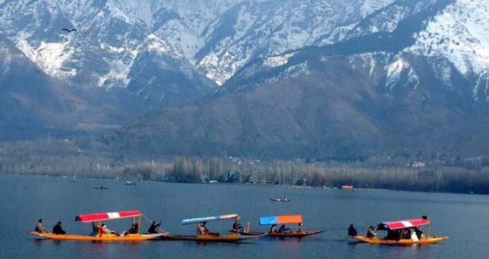 Govt. provides relief to Houseboat Owners and Shikarawalas
